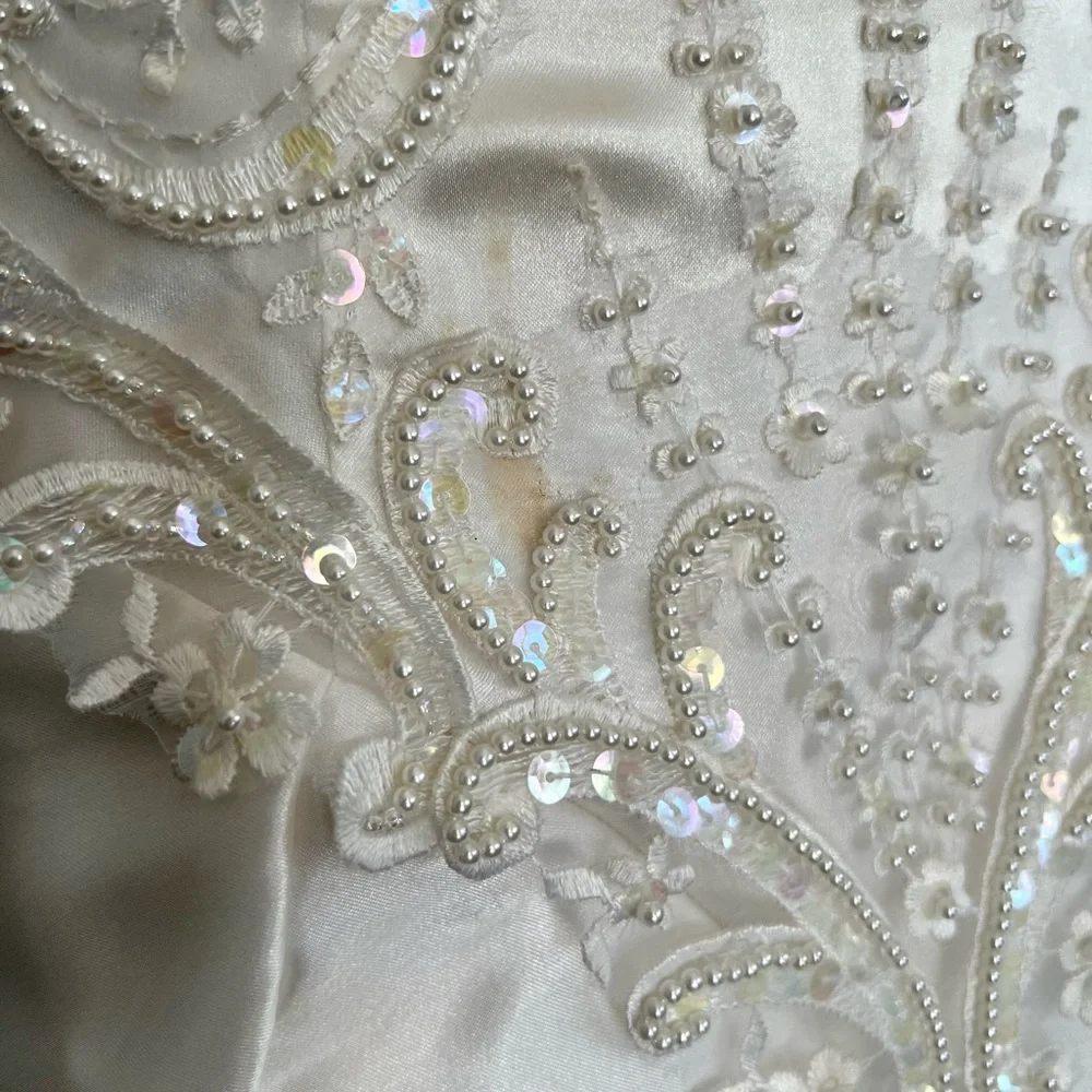 WORN 1x Wedding Dress. Satin w/lace, pearl beads & subtle sequins. Two stains - Picture 6 of 16